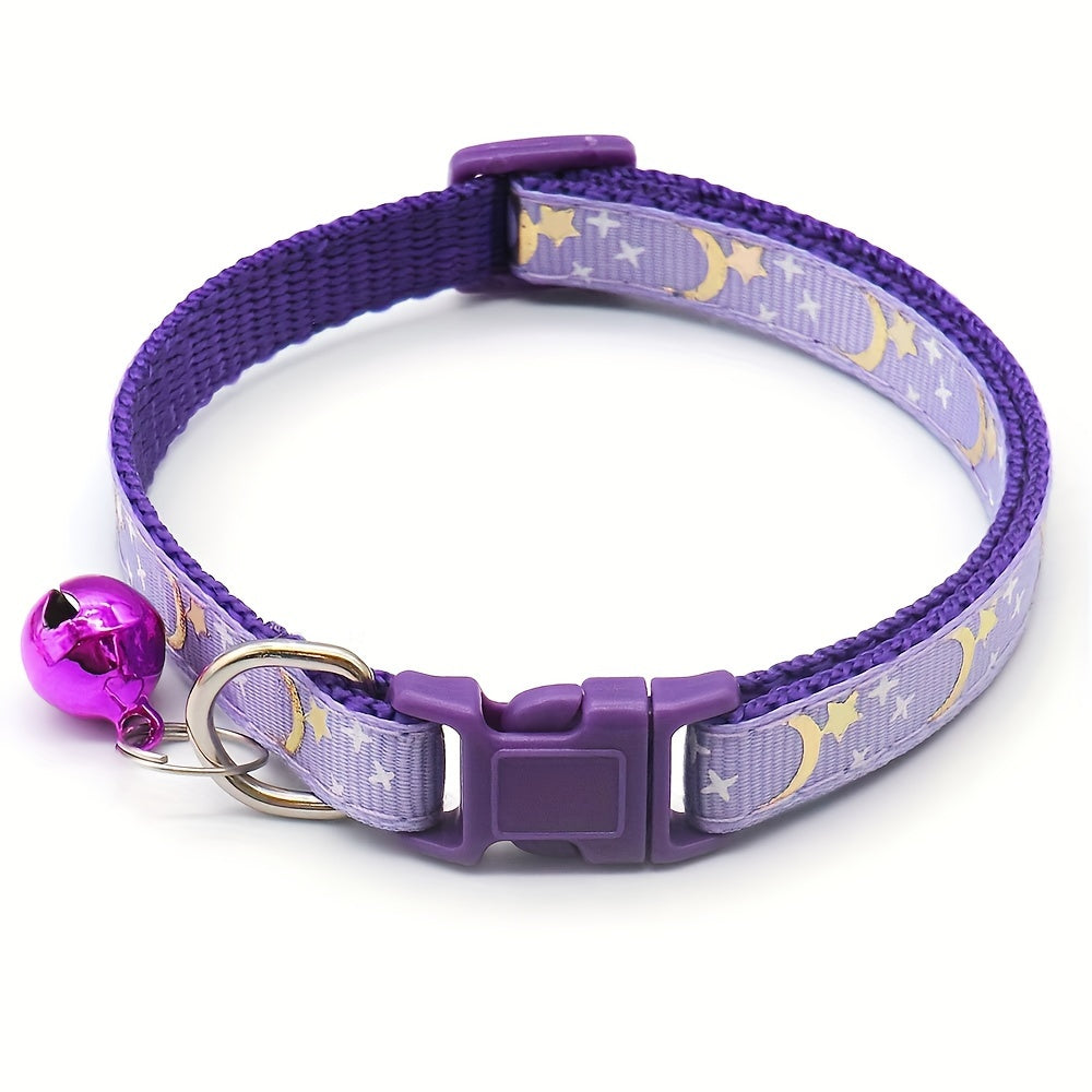 Bom, Bonito e Barato! ✨ Coleira Ajustável para Gatos – Estampa Estrelas & Lua + Guizo Charmoso