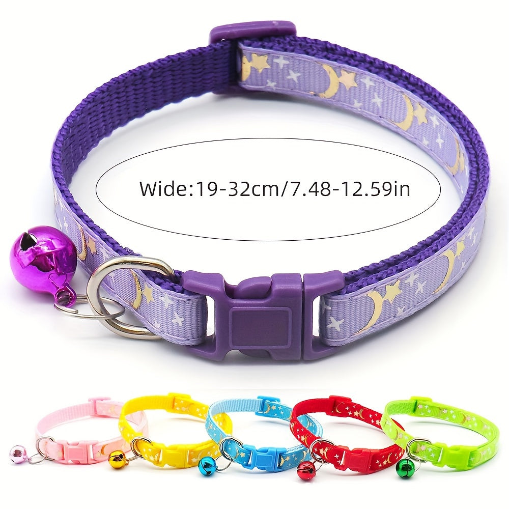 Bom, Bonito e Barato! ✨ Coleira Ajustável para Gatos – Estampa Estrelas & Lua + Guizo Charmoso