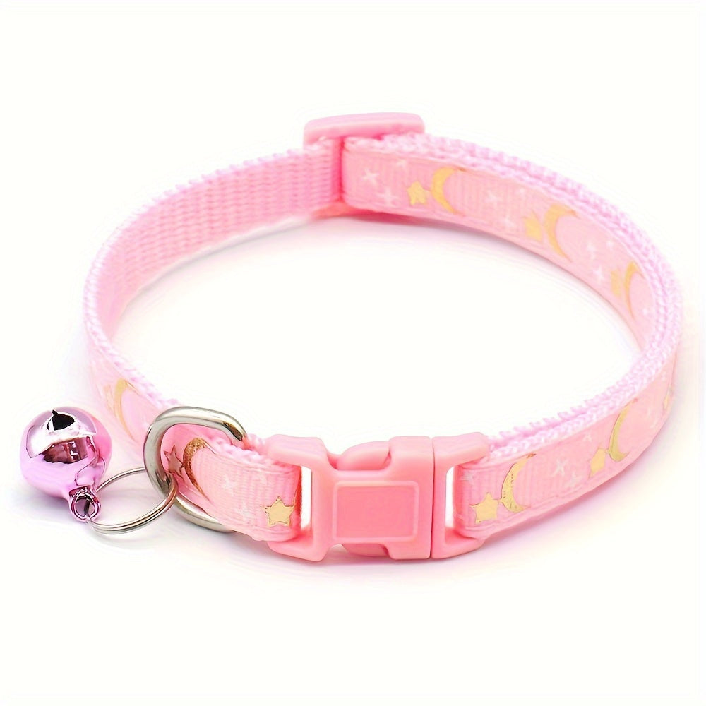 Bom, Bonito e Barato! ✨ Coleira Ajustável para Gatos – Estampa Estrelas & Lua + Guizo Charmoso