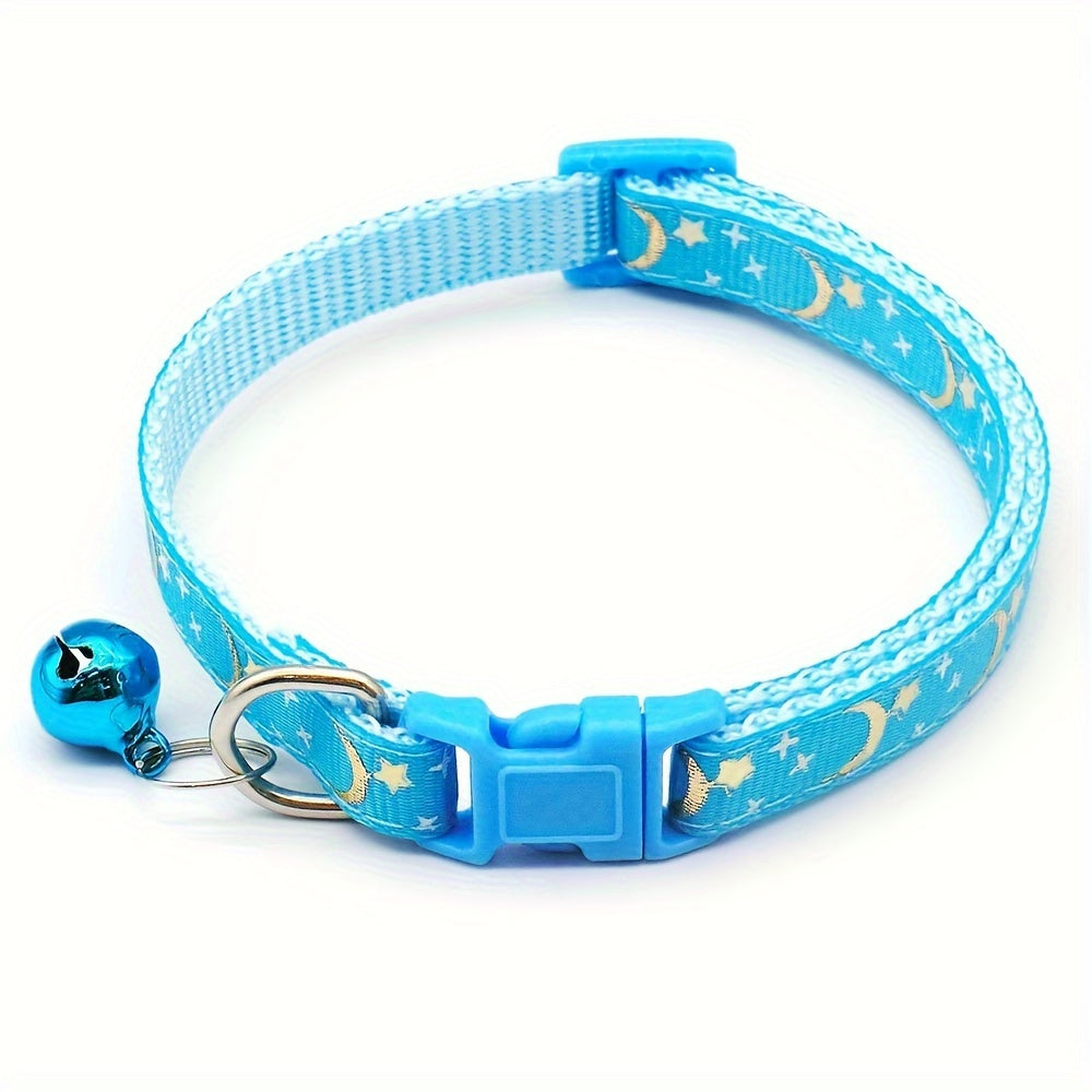 Bom, Bonito e Barato! ✨ Coleira Ajustável para Gatos – Estampa Estrelas & Lua + Guizo Charmoso